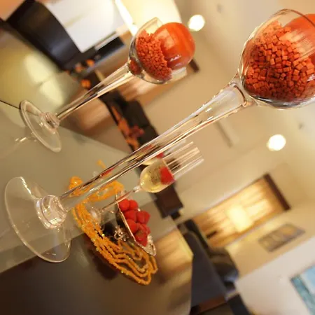 A Three-bedroom With A Private Pool And Landscaped Garden Wi-fi *