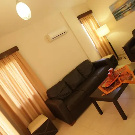 Villa A Three-bedroom With A Private Pool And Landscaped Garden Wi-fi *