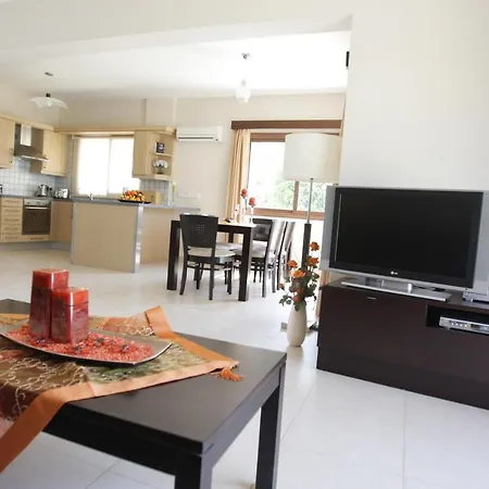 A Three-bedroom With A Private Pool And Landscaped Garden Wi-fi *