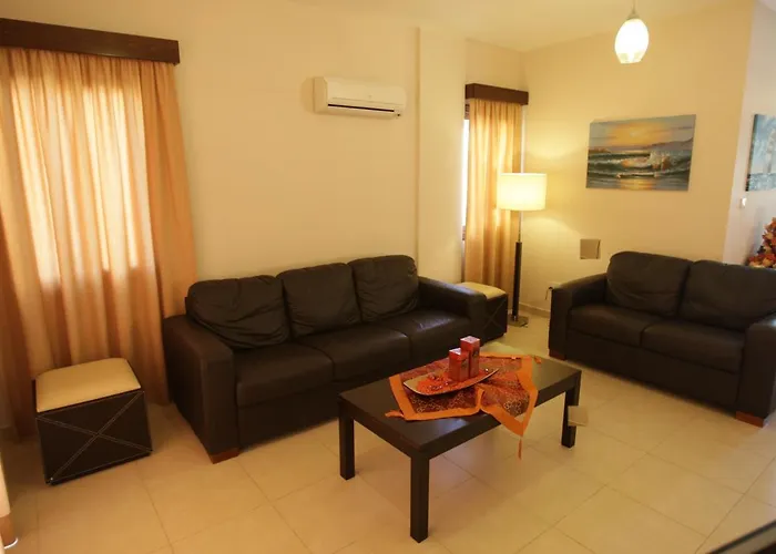 A Three-bedroom With A Private Pool And Landscaped Garden Wi-fi Villa *