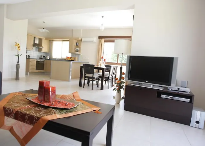 A Three-bedroom With A Private Pool And Landscaped Garden Wi-fi *