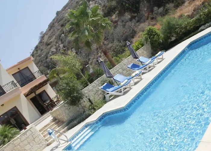 Villa A Three-bedroom With A Private Pool And Landscaped Garden Wi-fi Pissoúri