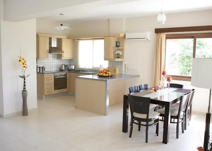 Villa A Three-bedroom With A Private Pool And Landscaped Garden Wi-fi Pissoúri